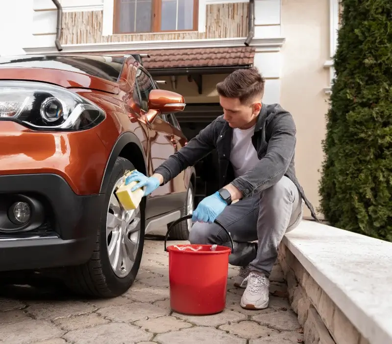 Lavage auto à domicile Saint-Pardoux-les-Cards : professionnel intervenant sur un véhicule